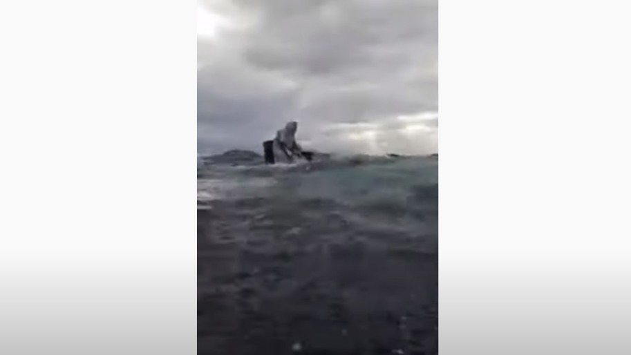 Idoso é resgatado após 22 horas no mar; veja o vídeo