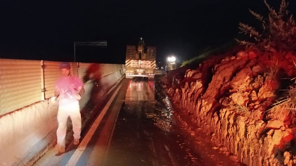 Queda de barreira na BR-381