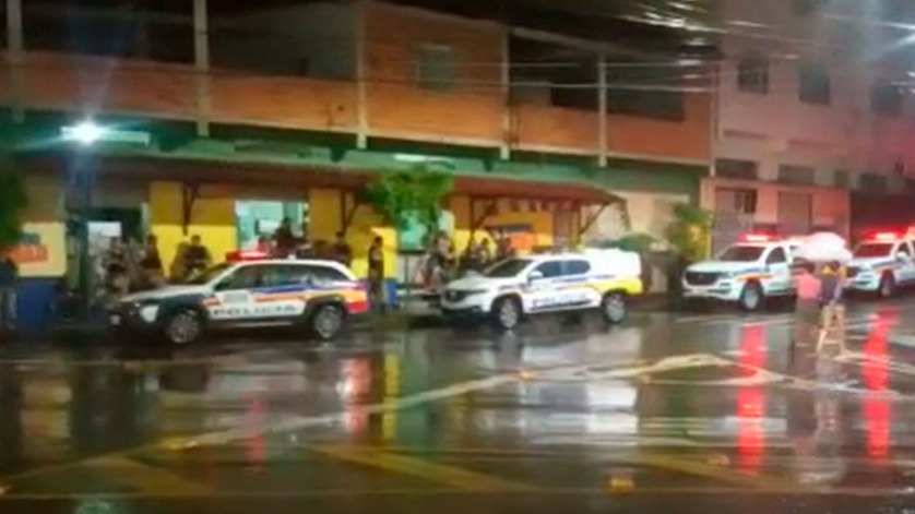 Viaturas na frente de bar em Ipatinga