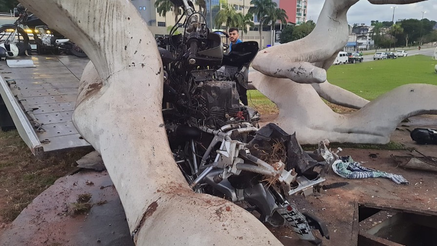 Motocicleta destruída em Ipatinga
