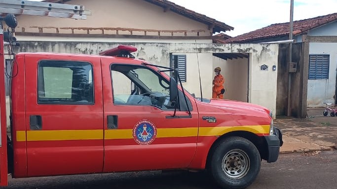 Bombeiros destrancando porta