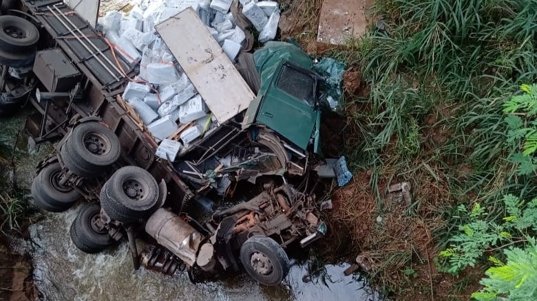 Caminhão cai de ponte em Minas Gerais