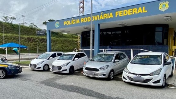 Polícia prendeu os carros