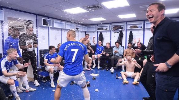Richarlison comemora no vestiário, junto com seus colegas do Everton. Foto: Tony McArdle/Everton FC .