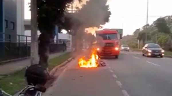 Motocicleta pega fogo em Ipatinga