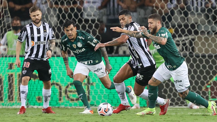 Jogadores disputam a bola, em confronto da semifinal da Libertadores de 2021. Foto: Cesar Greco