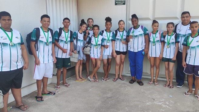 Os atletas do projeto “Esporte + Educação = Cidadania” ostentam as medalhas ganhadas no circuito de Governador Valadares. Foto: Divulgação