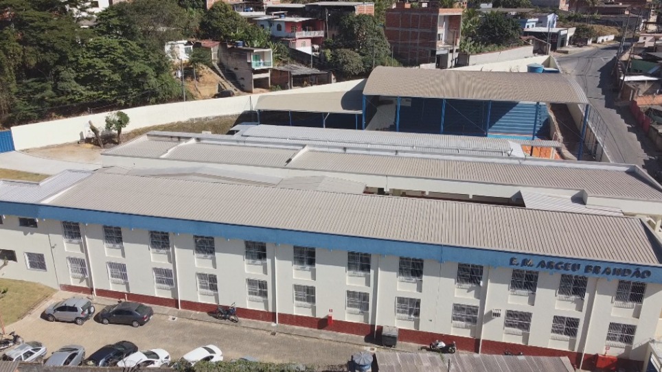 Foto aérea da Escola Municipal Argeu Brandão. Foto: Prefeitura de Coronel Fabriciano.