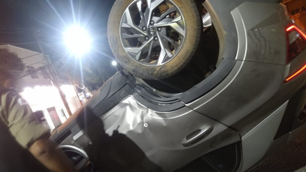 Carro capota em Valadares