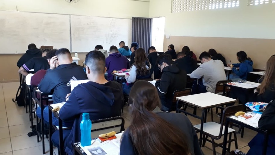 Alunos fazendo simulado