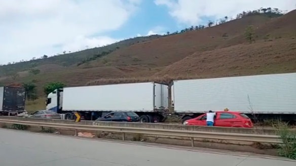 Caminhão capotado na bR-381