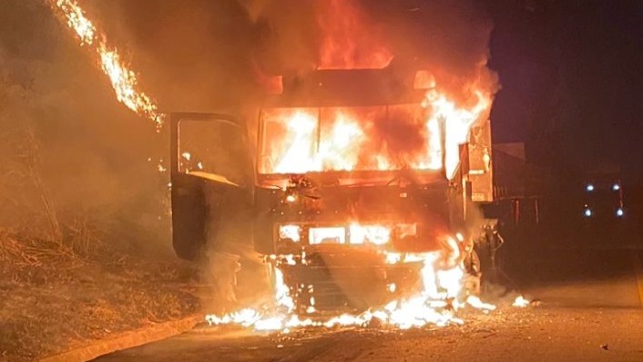Carreta pega fogo na BR-381 no Vale do Aço