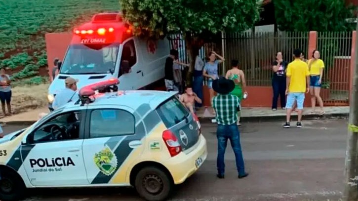 Mulher morta a facadas