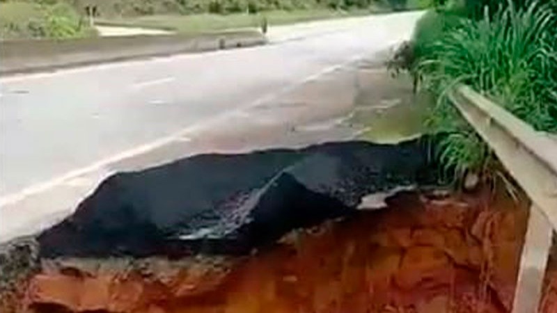 Trecho da BR-381 que cedeu em Belo Oriente