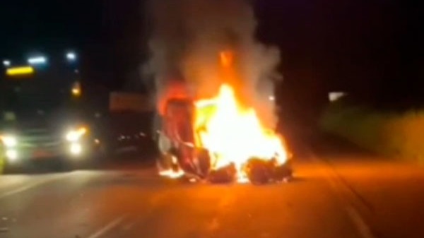 Carro pega fogo na BR-116