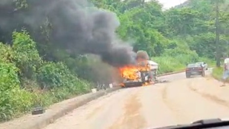 Carro pega fogo em Ipatinga