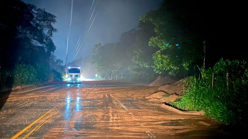 BR-381 interditada em Jaguaraçu