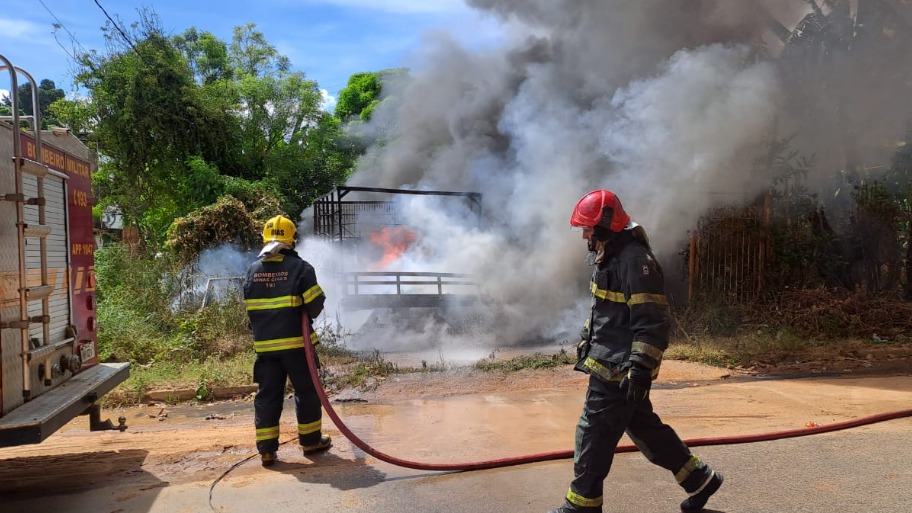 Caminhão pega fogo em Coronel Fabriciano
