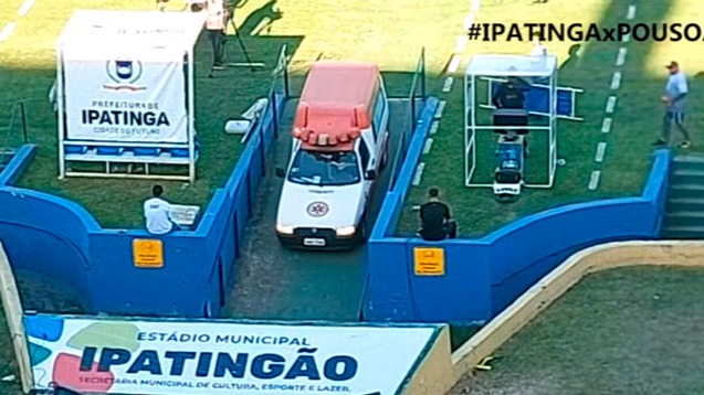 Jogador sai de ambulância do campo