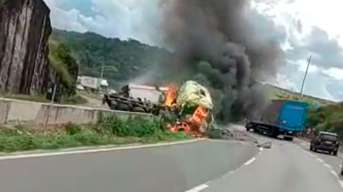 Carreta pega fogo na Fernão Dias