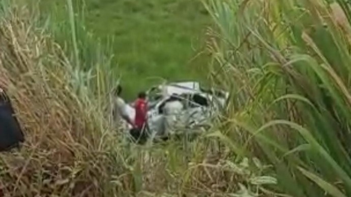 carro capota e morador de Ipatinga morre na MGC-418 em Carlos Chagas-MG