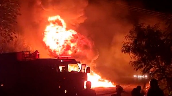 Carreta pega fogo em Timóteo-MG