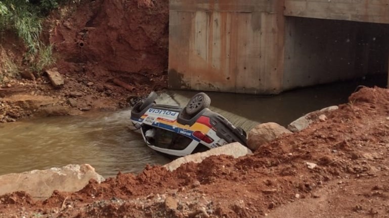Viatura cai de ponte em Minas Gerais
