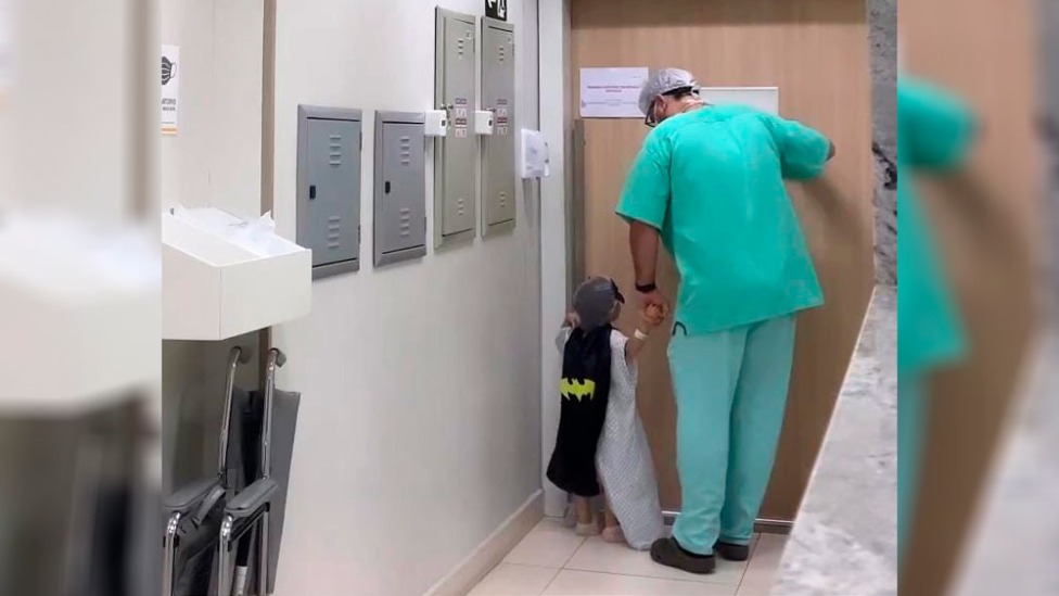 Médico leva crianças vestidos de super-heróis para cirurgia