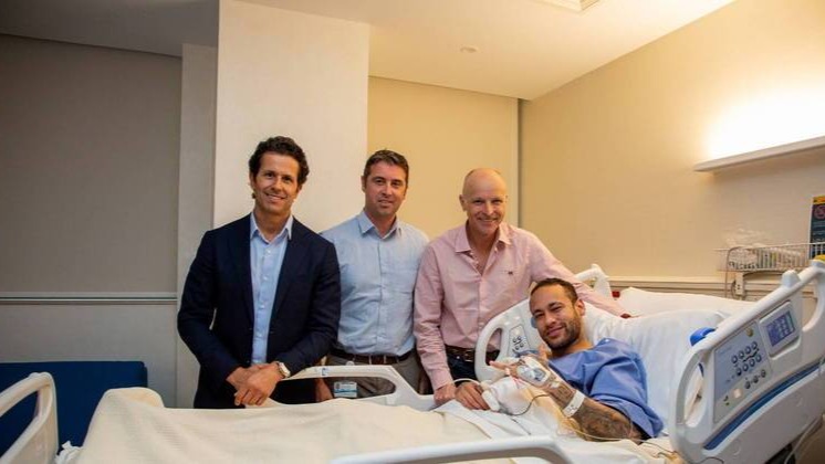 "No momento é muito cedo para falar sobre isso (volta aos gramados)", diz médico do PSG