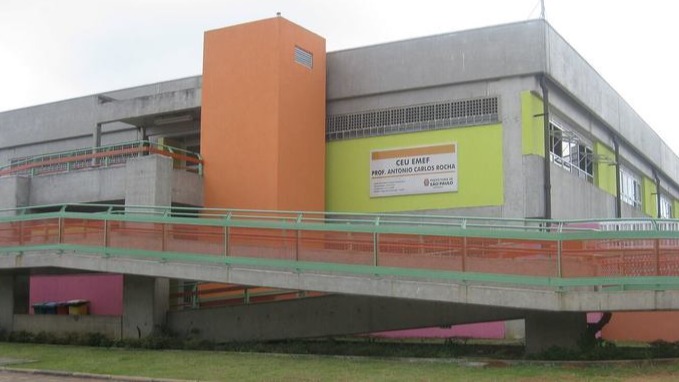 Mãe ameaça diretora com faca em escola