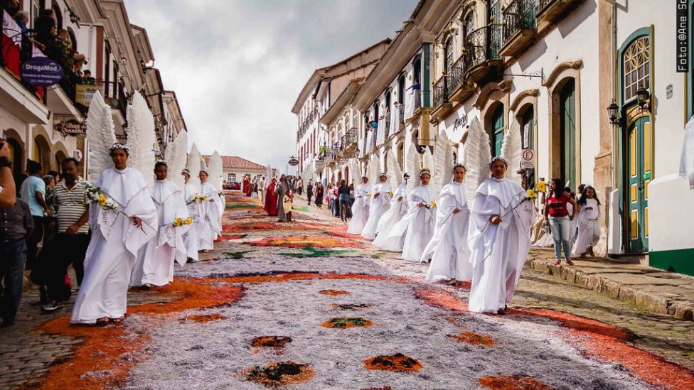 Tapetes de serragem em Ouro Preto durante Semana Santa