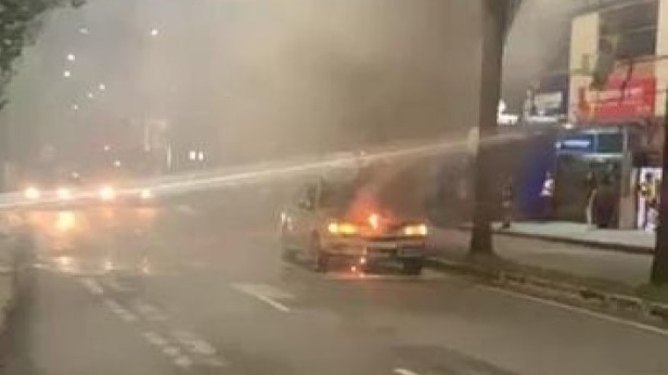 Carro pega fogo em Ipatinga