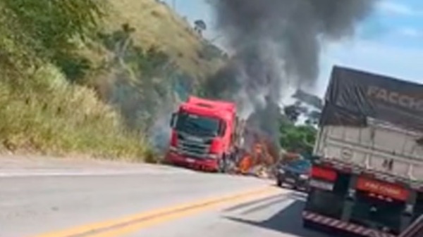 Caminhão pega fogo na BR-381
