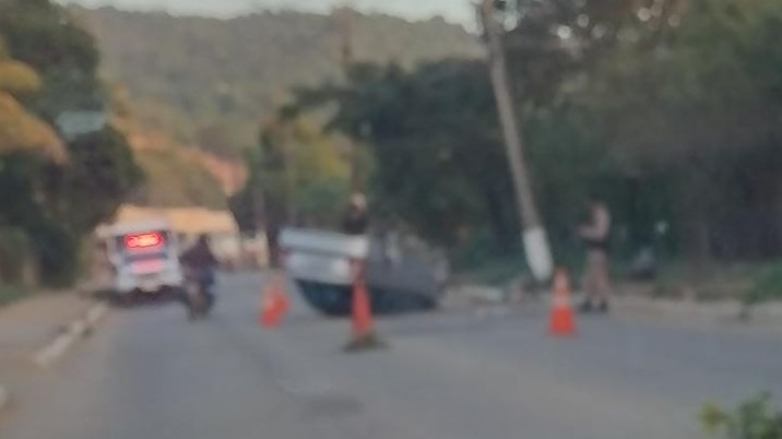 Carro capota em avenida de Timóteo