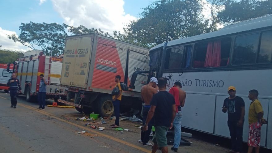 Acidente ônibus e caminhão em Minas Gerais