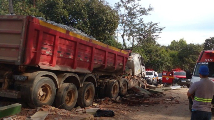 Mulher morre esmagada por caminhão carregado de pedras