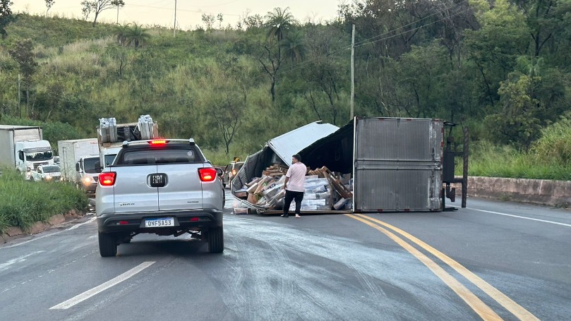 Acidente carreta na BR-381