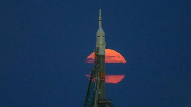 Superlua vista através do foguete Russo Soyuz DIVULGAÇÃO/NASA