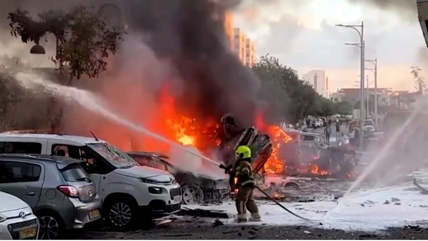 Bombeiros de Israel tentam apagar incêndios após ataques - Foto: reprodução