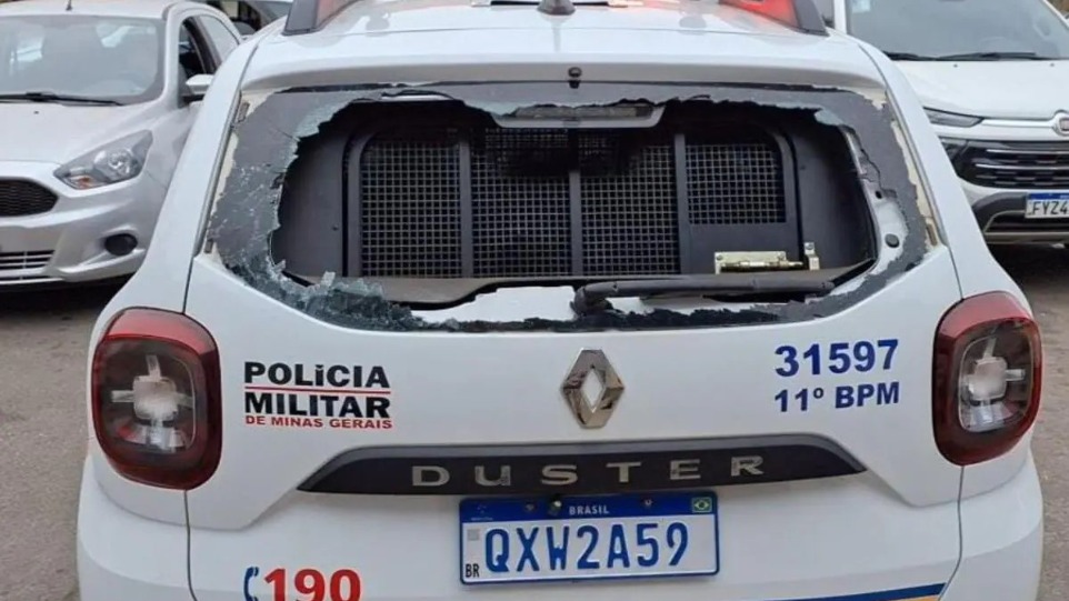 Vidro traseiro de viatura ficou totalmente destruído — Foto: PMMG / Divulgação