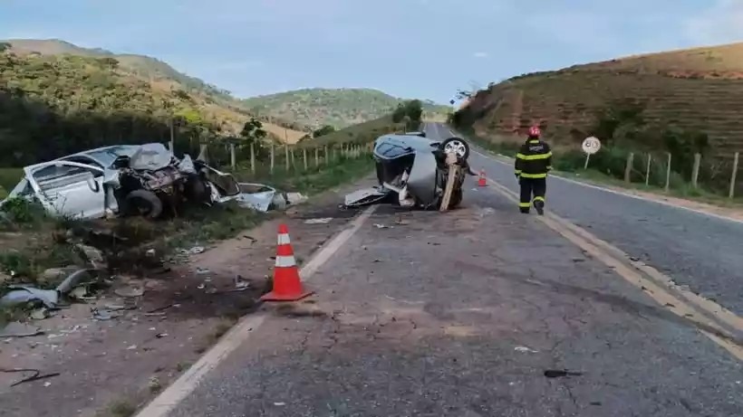 Corpo de Bombeiros auxiliou no resgate das vítimas na altura do km 9 da rodovia (foto: CBMMG)