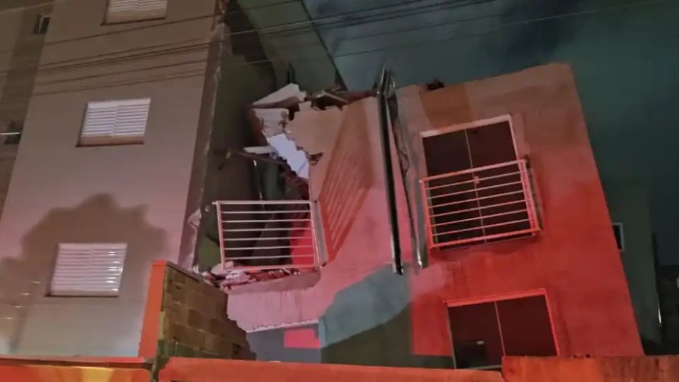  Prédio desaba nesta madrugada em Poços de Caldas  Corpo de Bombeiros/ divulgação