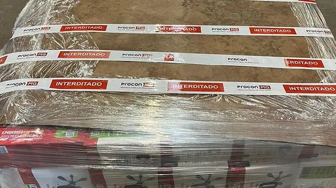 Procon-MG apreende caixas de sabão com indícios de adulteração — Foto: Procon-MG