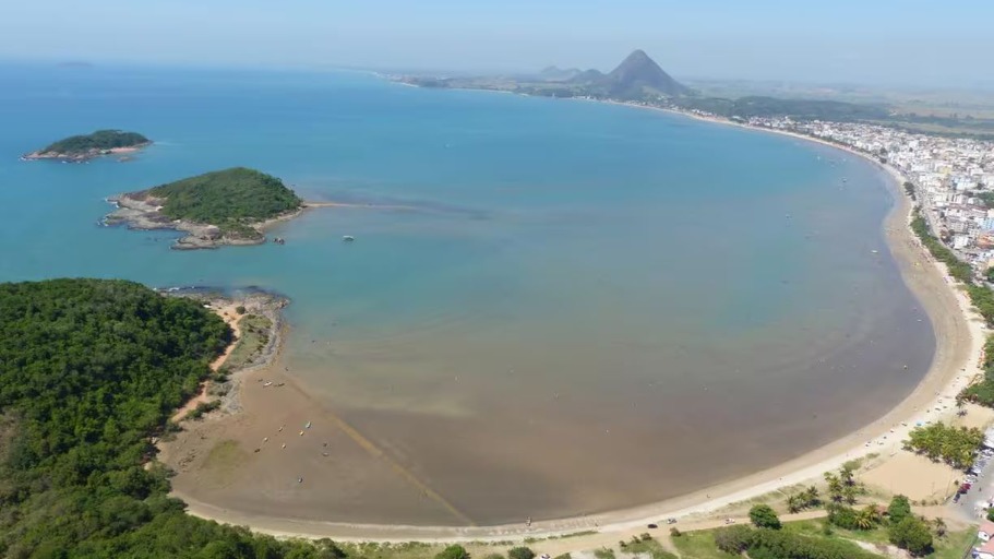 Corpo do homem foi encontrado distante do lugar do afogamento — Foto: Prefeitura de Piúma/Divulgação