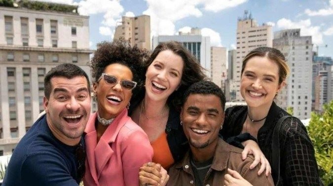 Thiago Martins, Ramille, Nathalia Dill, Isacque Lopes e Juliana Paiva serão irmãos, netos de Frida em Família é tudo, que estreia amanhã - (crédito: Globo/Divulgação)