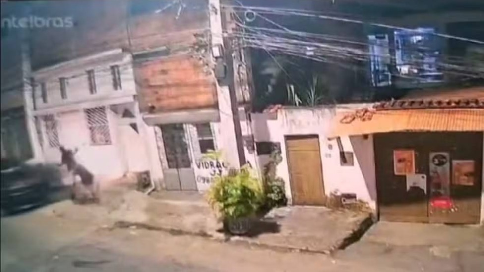 Carro sobe em calçada e deixa dois atropelados em Salvador