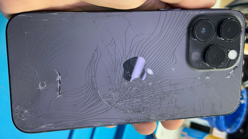 Homem é esfaqueado por esposa no após destruir Iphone 14 dela