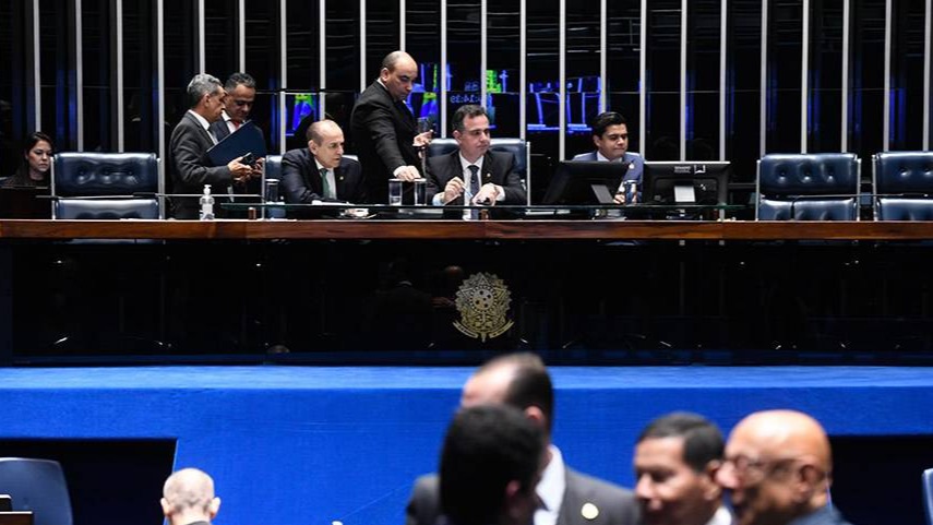Senado aprova PEC que criminaliza porte de qualquer quantidade de droga