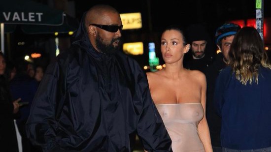 Mulher de noite com Kanye West usa vestido transparente sem calcinha