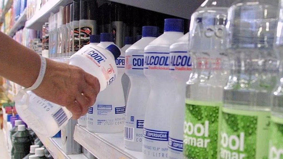 Após 4 anos, Anvisa proíbe comercialização de álcool líquido 70%